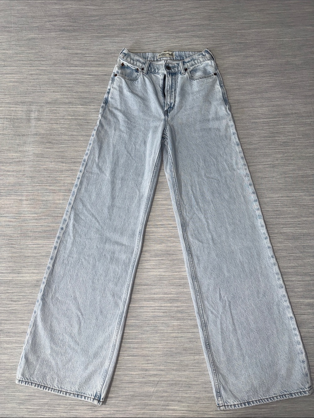Abercrombie & Fitch Light Wash Wide-Leg High Rise Jeans 23L